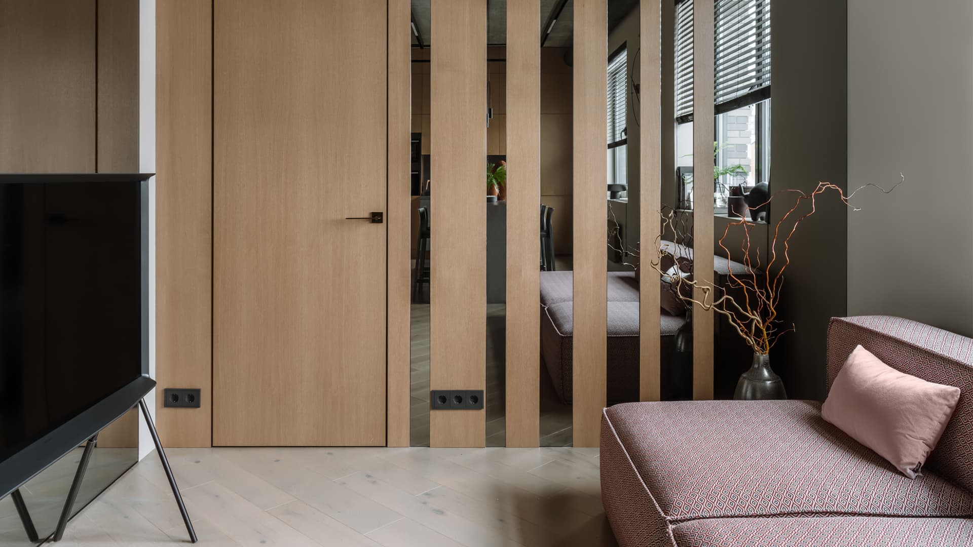 Строгий интерьер квартиры для семьи дизайнера — проект студии Nashe Interiors