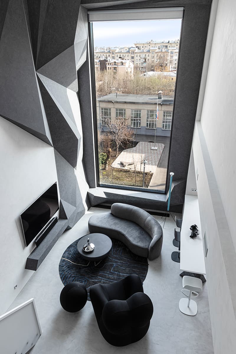 Объемная стена и культовая мебель в монохромном интерьере квартиры — проект студии «Точка дизайна»