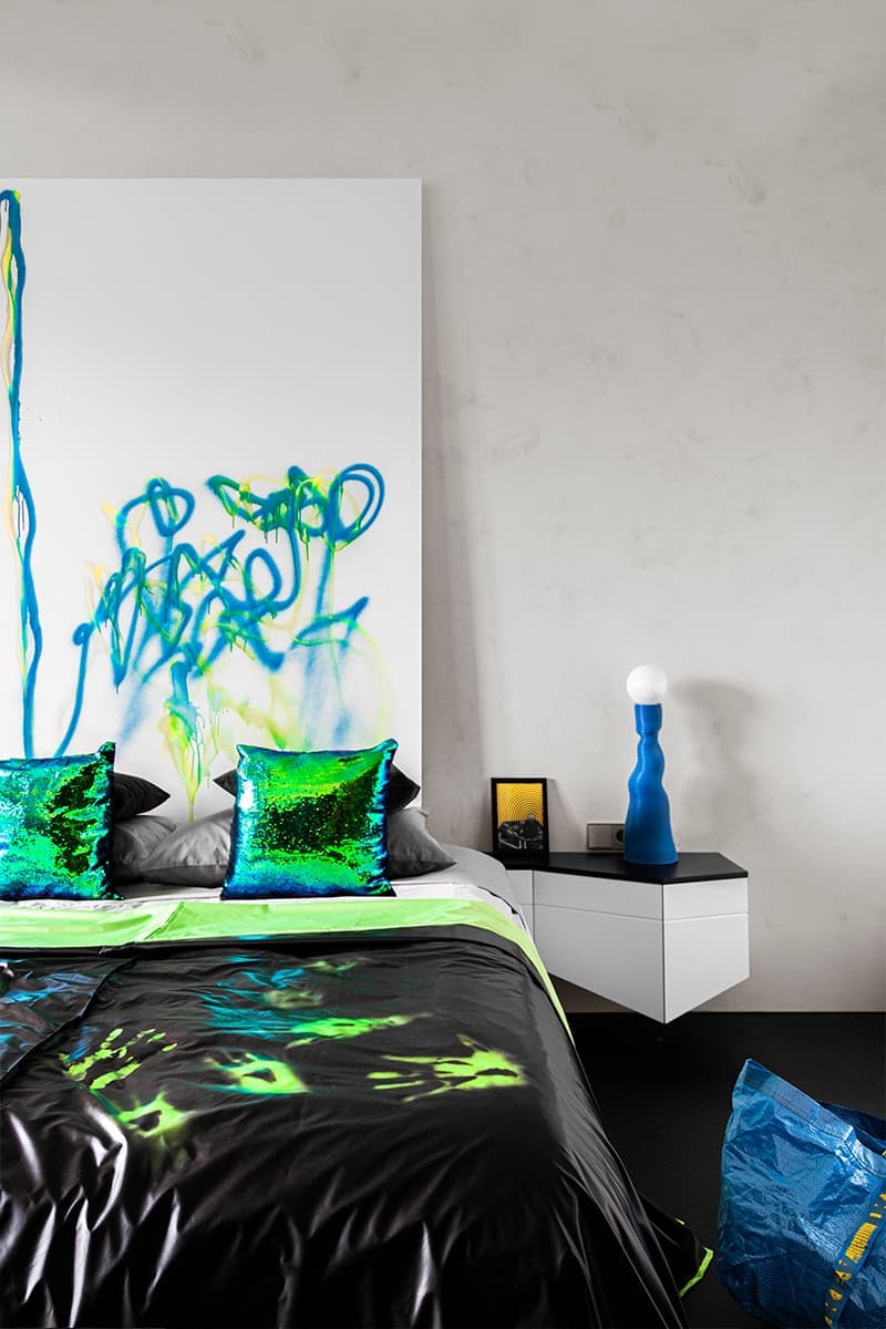 Объемная стена и культовая мебель в монохромном интерьере квартиры — проект студии «Точка дизайна»