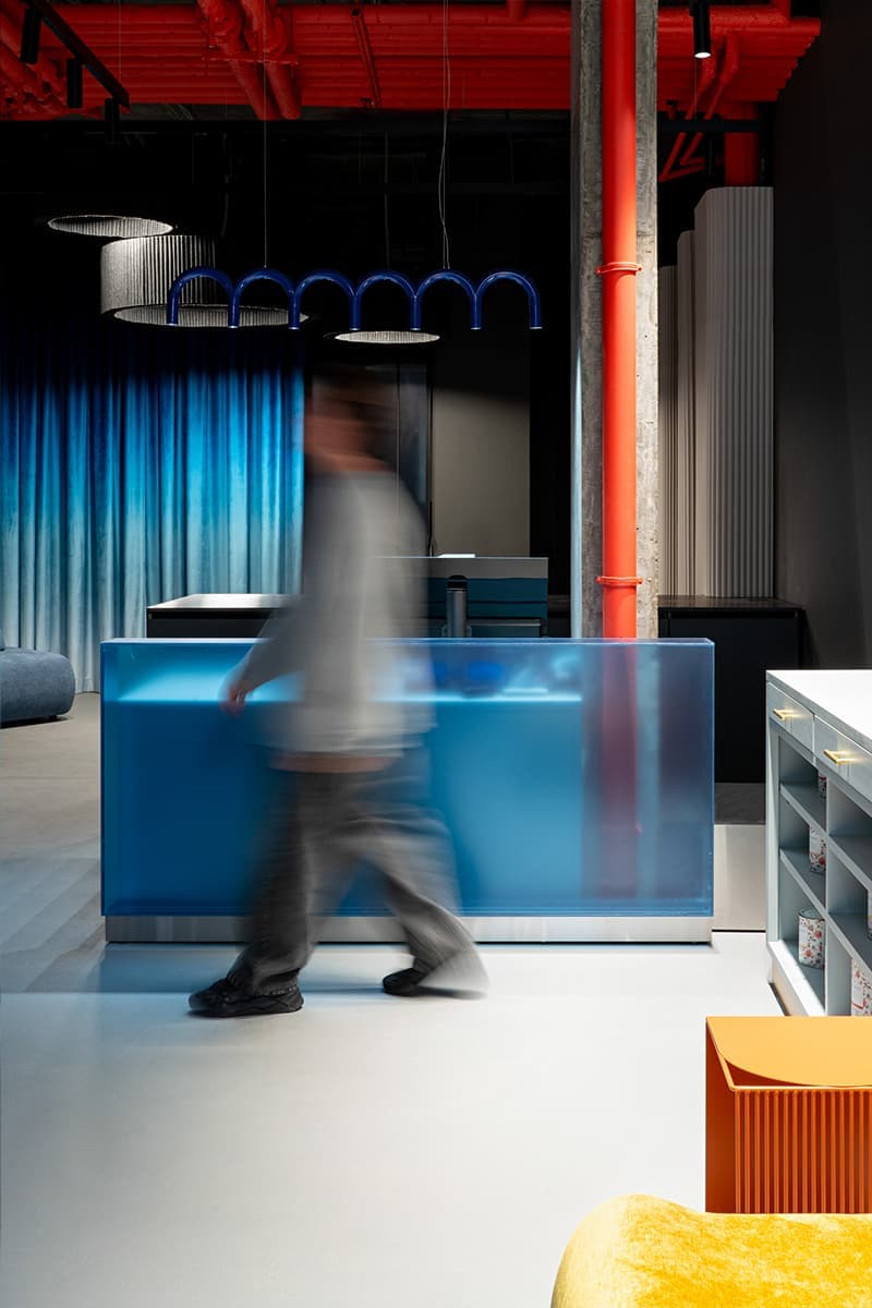 Красочное оформление шоурума интерьерных материалов — проект DAVYDOV STUDIO