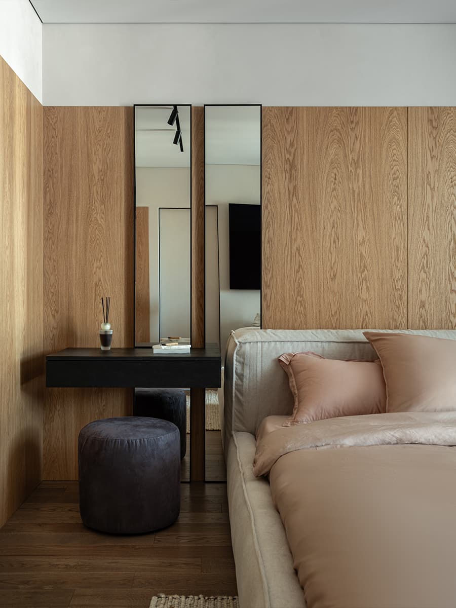 Интерьер квартиры со скульптурной стеной в гостиной — проект Евгении Гостевой и Оксаны Раскиной