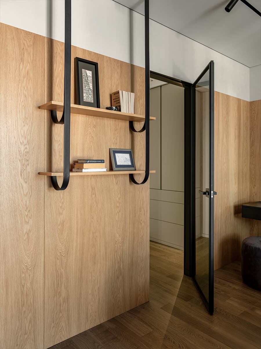 Интерьер квартиры со скульптурной стеной в гостиной — проект Евгении Гостевой и Оксаны Раскиной