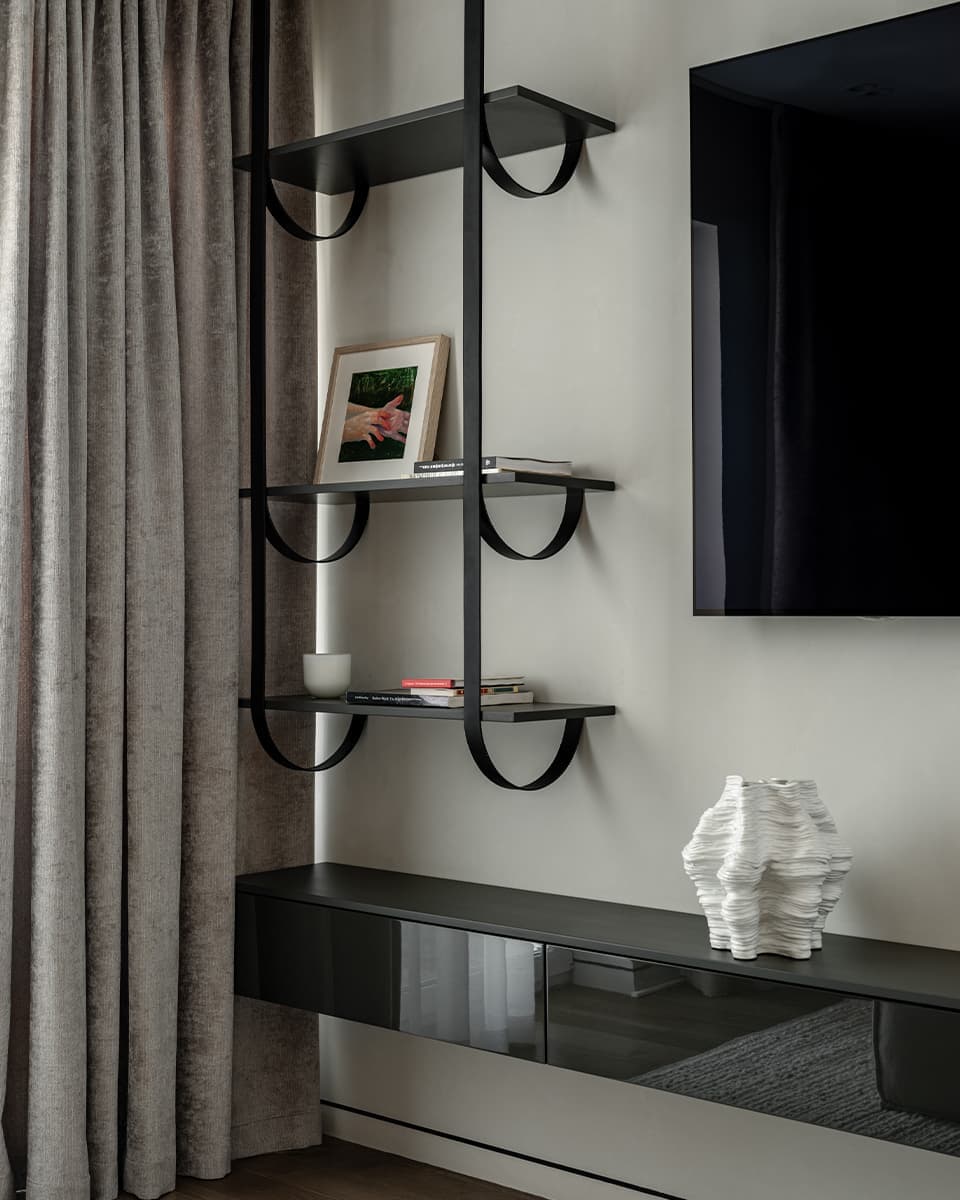 Интерьер квартиры со скульптурной стеной в гостиной — проект Евгении Гостевой и Оксаны Раскиной w3