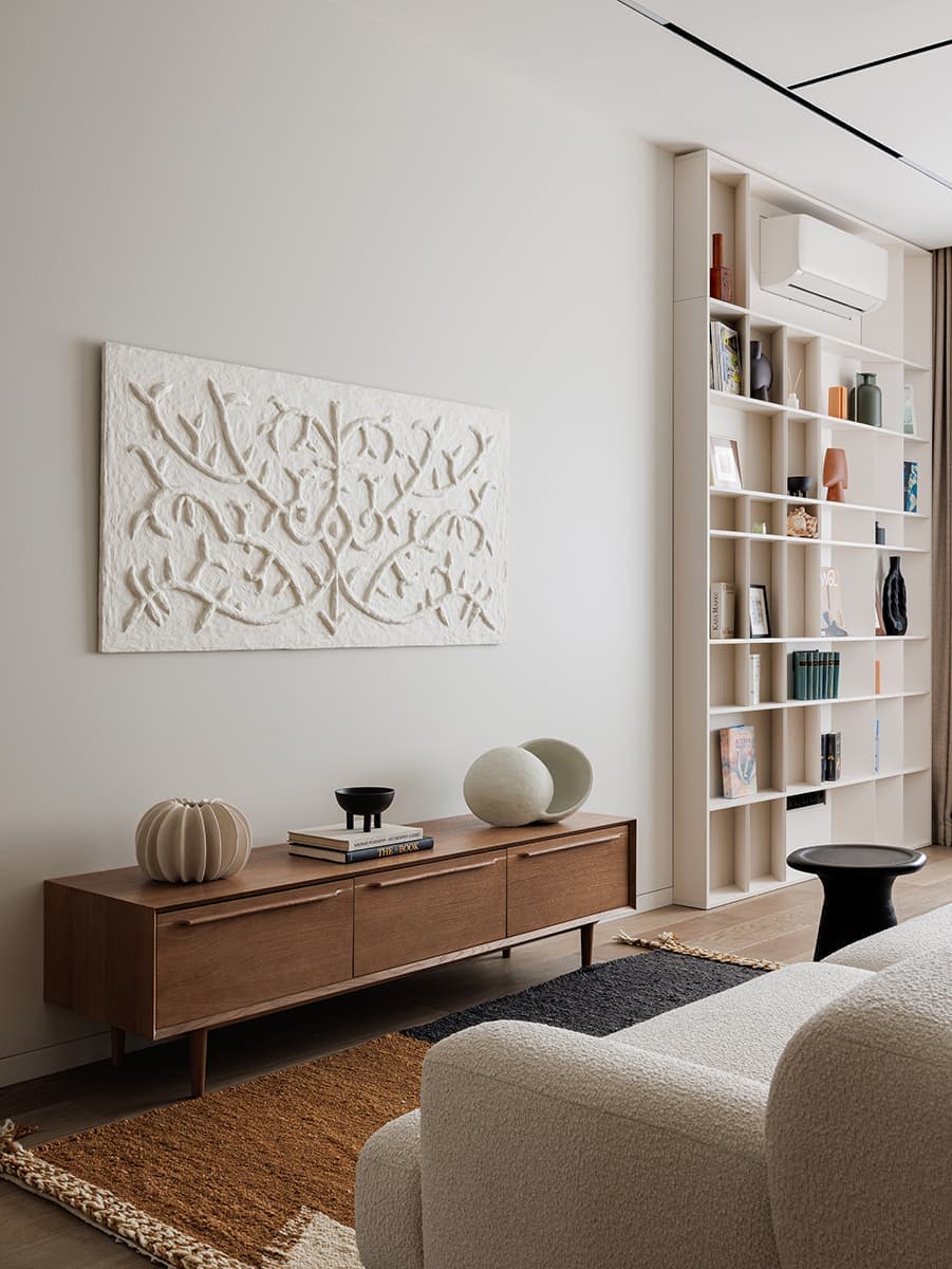 Ковры, искусство и азиатские нотки в интерьере семейной квартиры — проект Альбины Макарчиковой