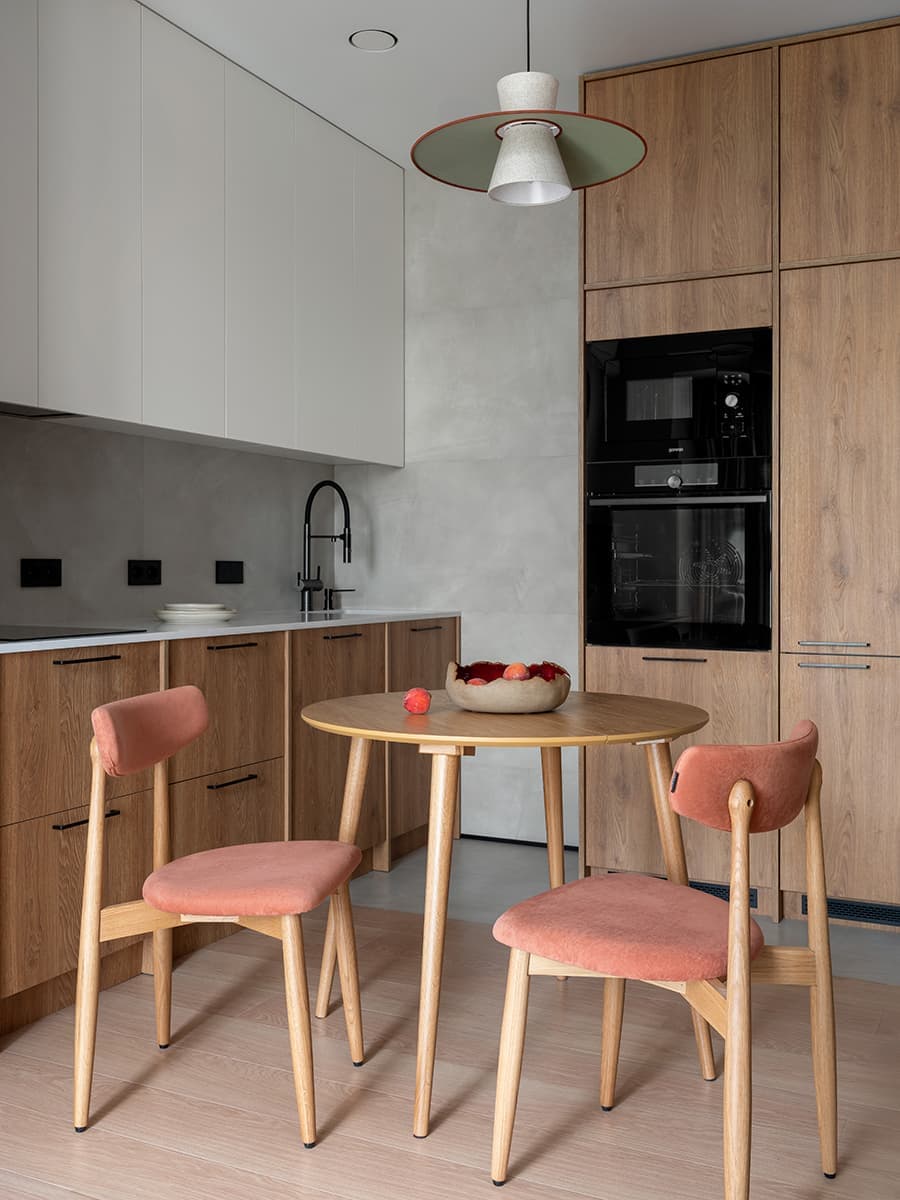 Точечные акценты в нейтральном интерьере для пары — проект мастерской «По-другому»