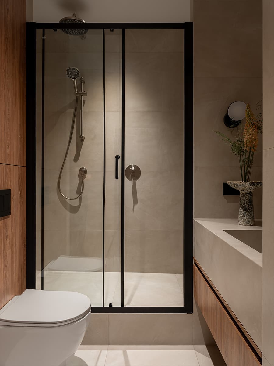 Точечные акценты в нейтральном интерьере для пары — проект мастерской «По-другому»