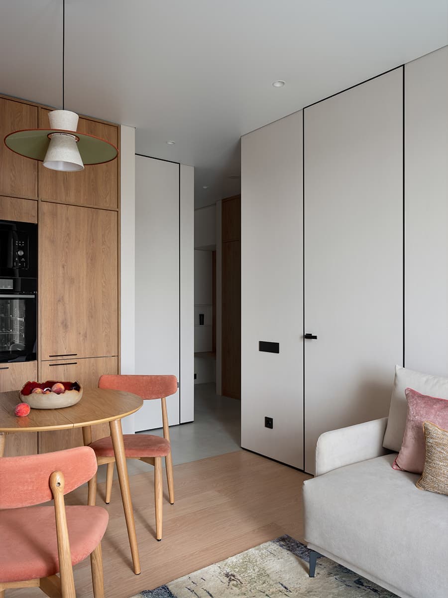 Точечные акценты в нейтральном интерьере для пары — проект мастерской «По-другому»