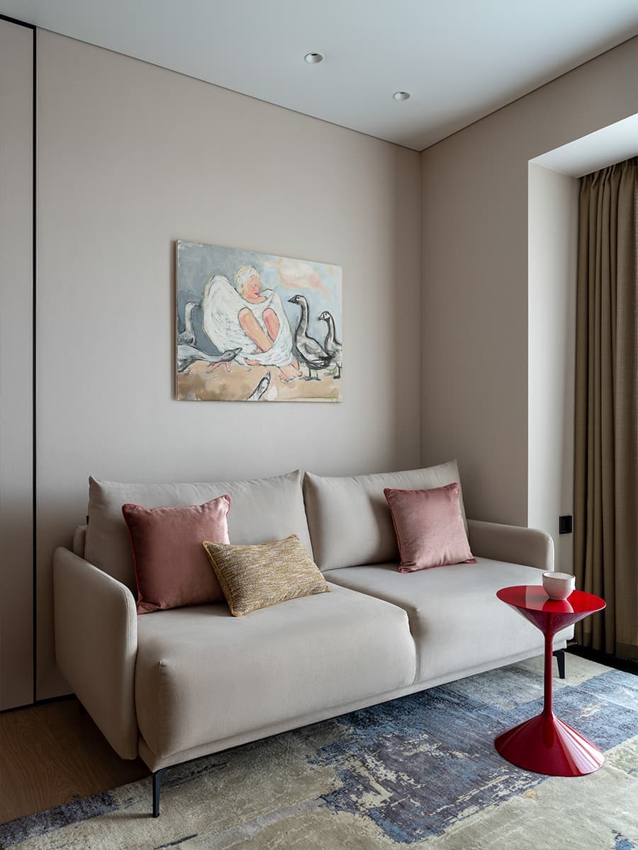 Точечные акценты в нейтральном интерьере для пары — проект мастерской «По-другому»