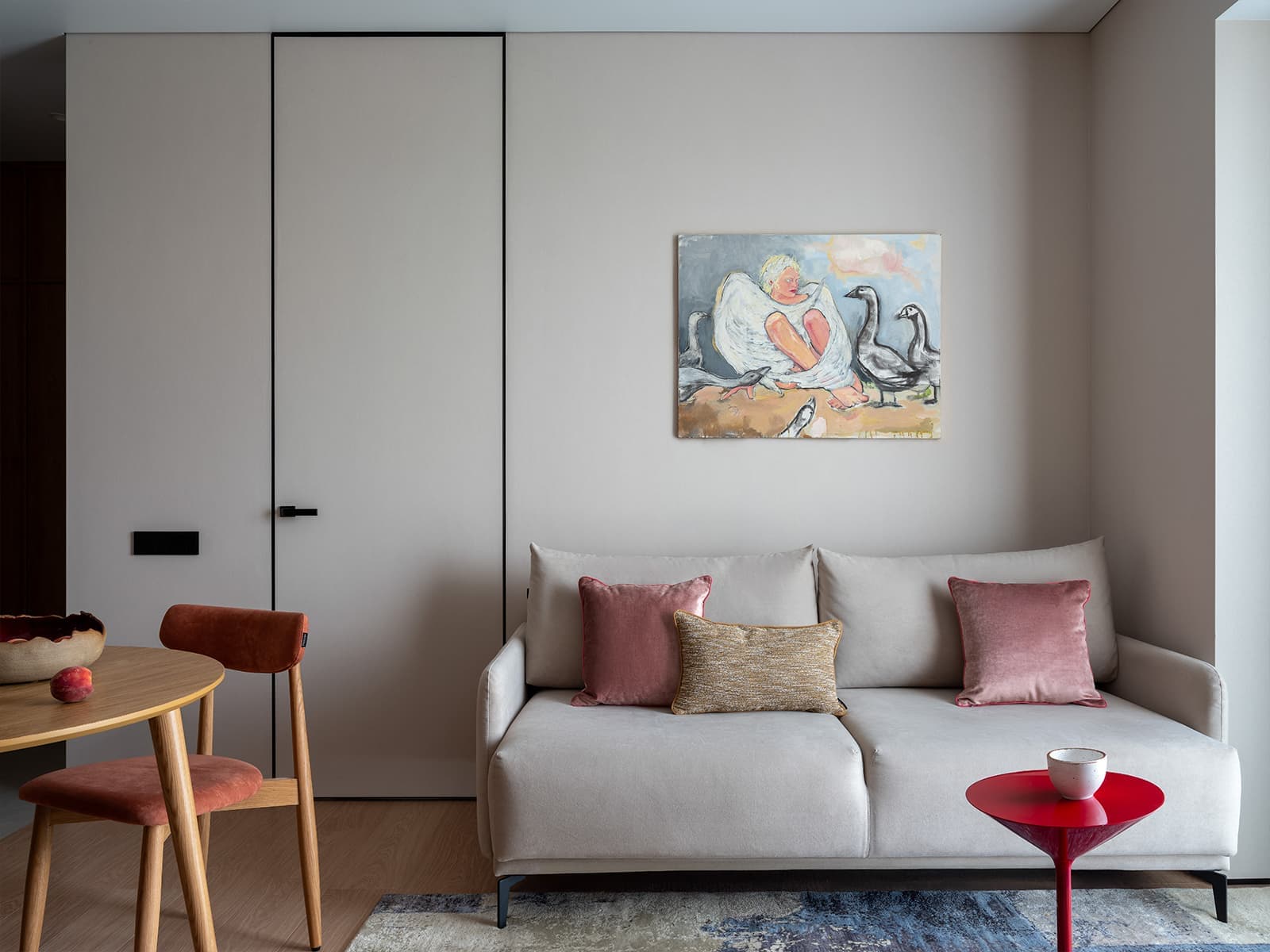 Точечные акценты в нейтральном интерьере для пары — проект мастерской «По-другому»