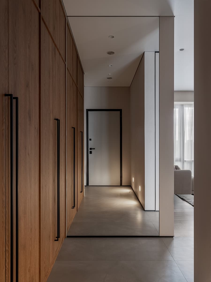 Точечные акценты в нейтральном интерьере для пары — проект мастерской «По-другому»