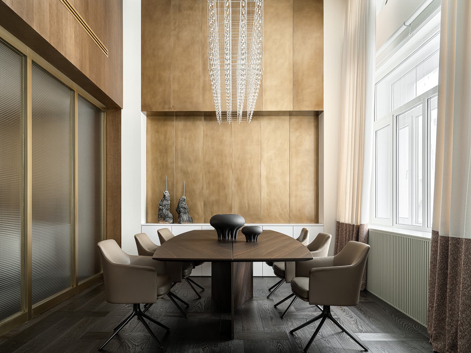 Обволакивающая палитра материалов в интерьере респектабельного офиса — проект бюро TOU Architects