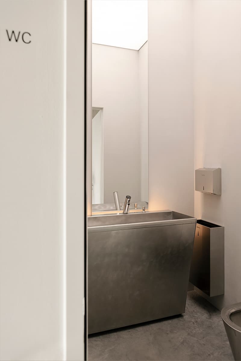 Бетонная стяжка с красным кирпичом в интерьере минской фотостудии — проект DUDES Architects