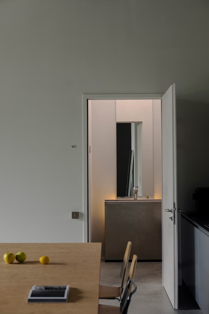 Бетонная стяжка с красным кирпичом в интерьере минской фотостудии — проект DUDES Architects