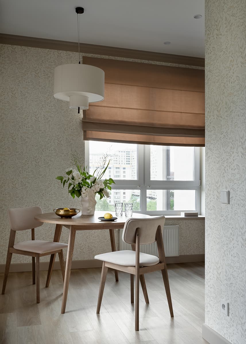 Декоративные птицы и узорчатые обои в интерьере квартиры для девушки — проект Ирины Чекмаревой