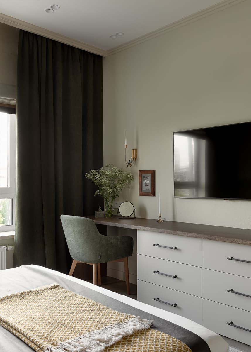 Декоративные птицы и узорчатые обои в интерьере квартиры для девушки — проект Ирины Чекмаревой