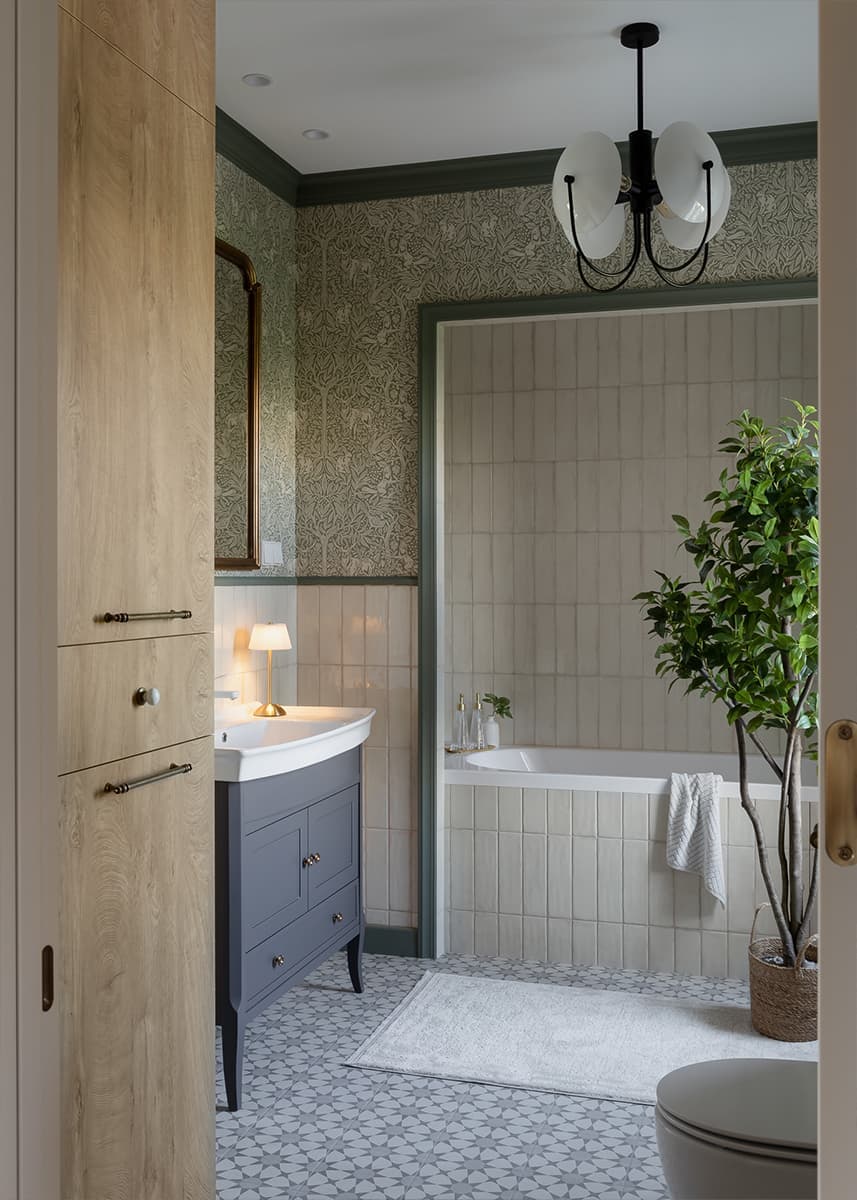 Декоративные птицы и узорчатые обои в интерьере квартиры для девушки — проект Ирины Чекмаревой