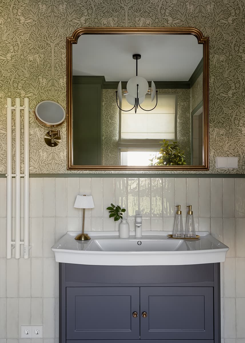 Декоративные птицы и узорчатые обои в интерьере квартиры для девушки — проект Ирины Чекмаревой