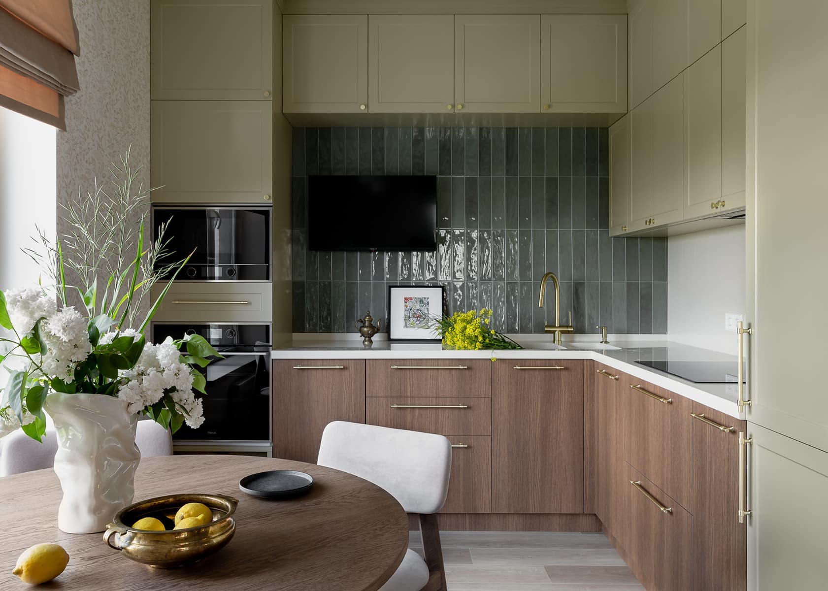 Декоративные птицы и узорчатые обои в интерьере квартиры для девушки — проект Ирины Чекмаревой