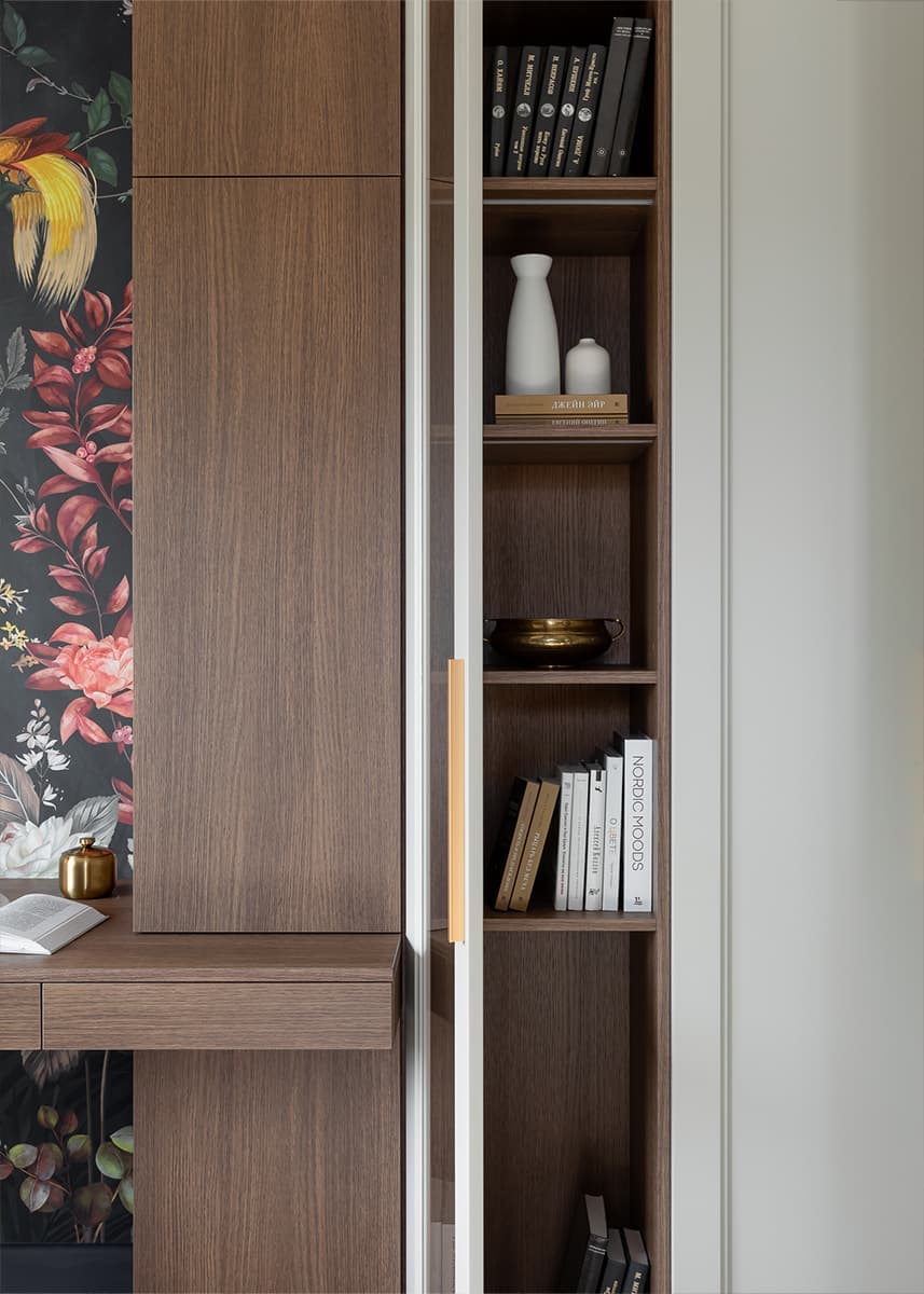 Декоративные птицы и узорчатые обои в интерьере квартиры для девушки — проект Ирины Чекмаревой