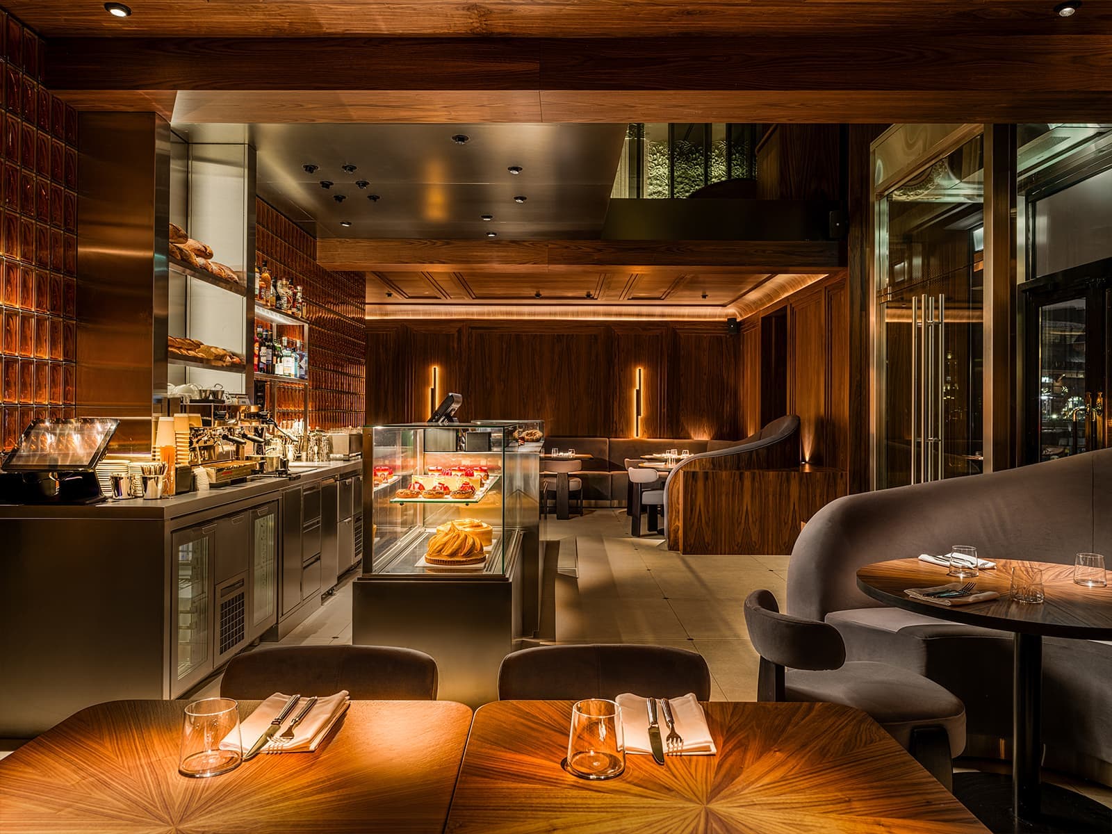 Историческая лепнина и шпон ореха в обволакивающем интерьере кафе — проект S+S Studio (Sundukovy Sisters)