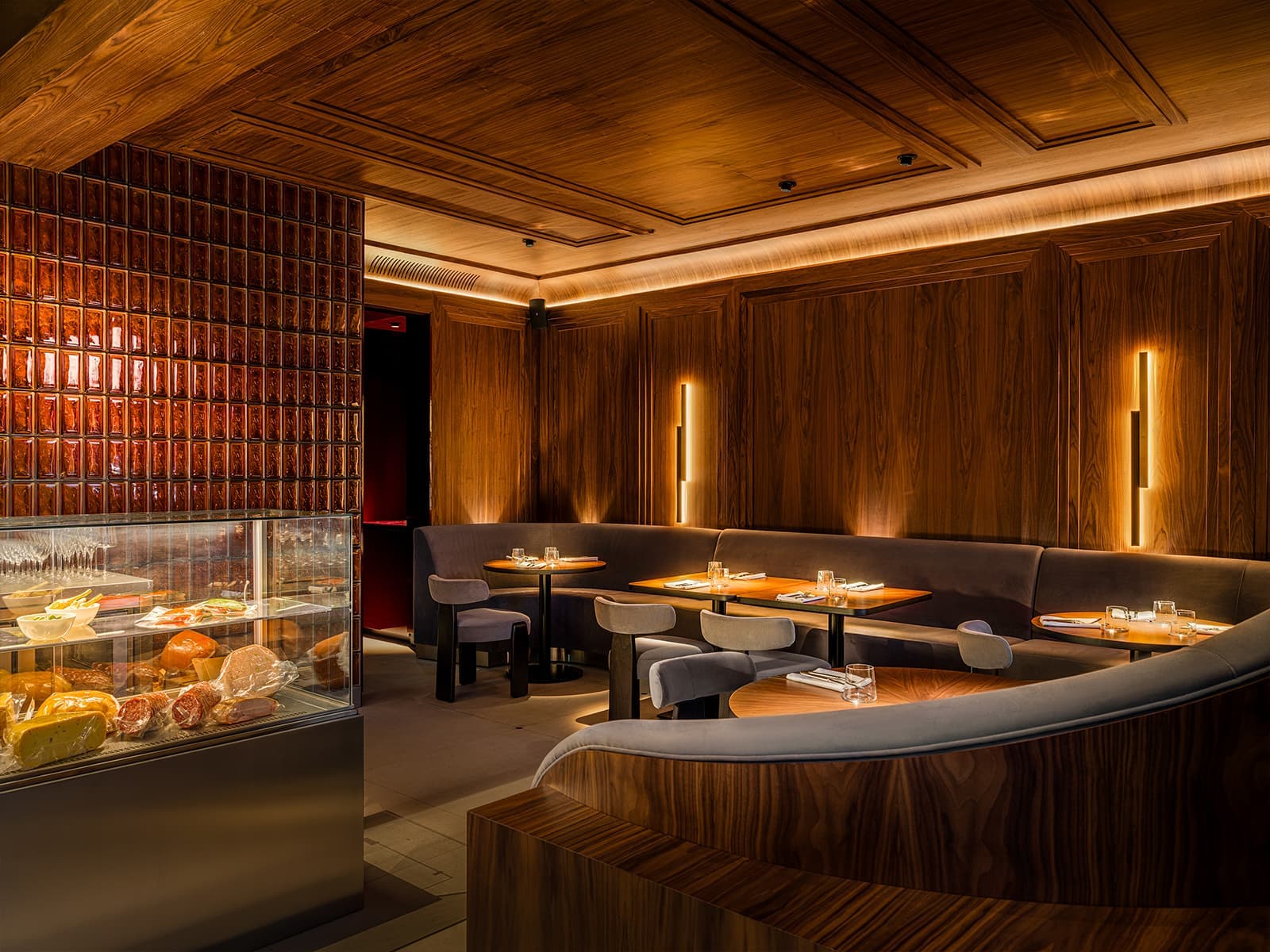 Историческая лепнина и шпон ореха в обволакивающем интерьере кафе — проект S+S Studio (Sundukovy Sisters)