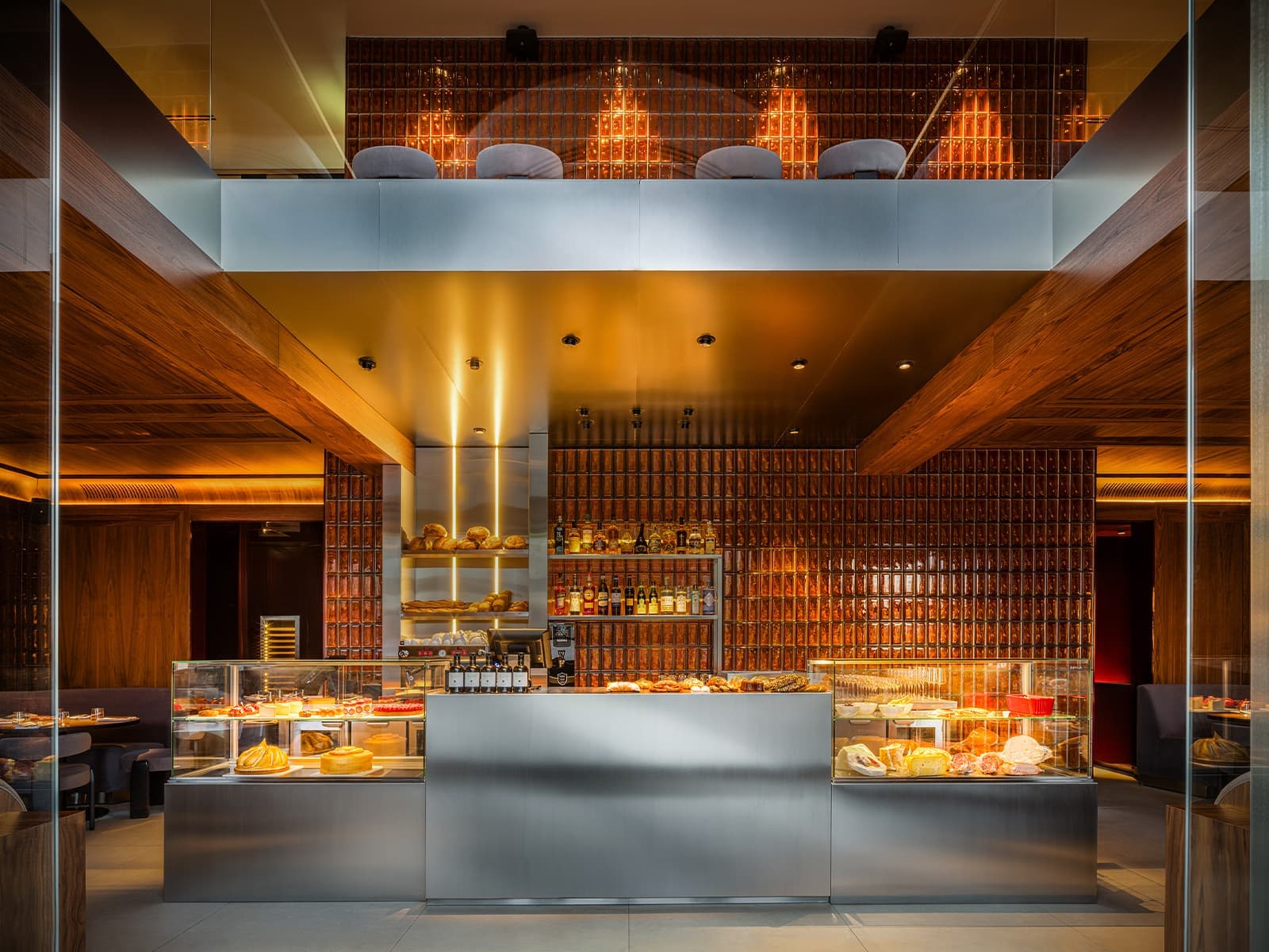 Историческая лепнина и шпон ореха в обволакивающем интерьере кафе — проект S+S Studio (Sundukovy Sisters)