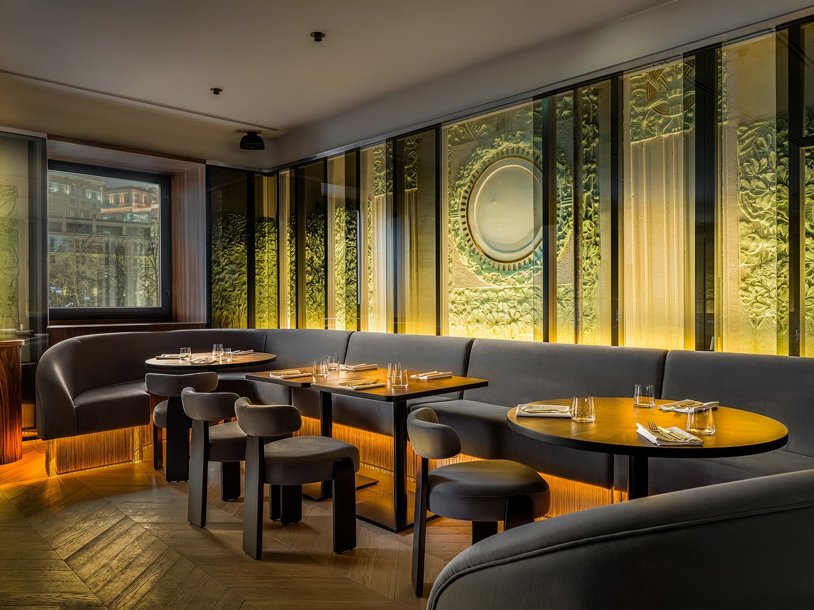 Историческая лепнина и шпон ореха в обволакивающем интерьере кафе — проект S+S Studio (Sundukovy Sisters)