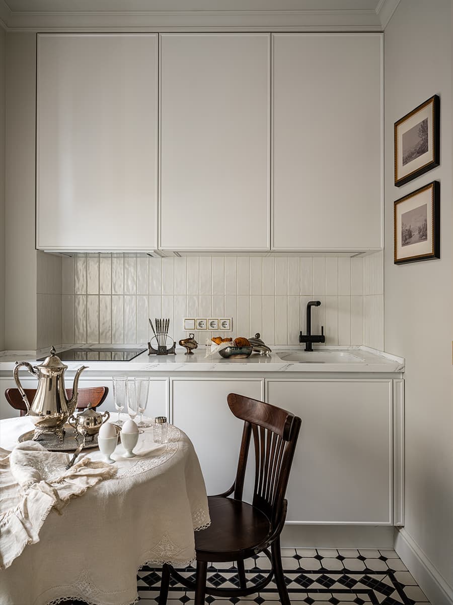 Парадный интерьер светлой квартиры в знаменитой сталинке — проект BF Creative