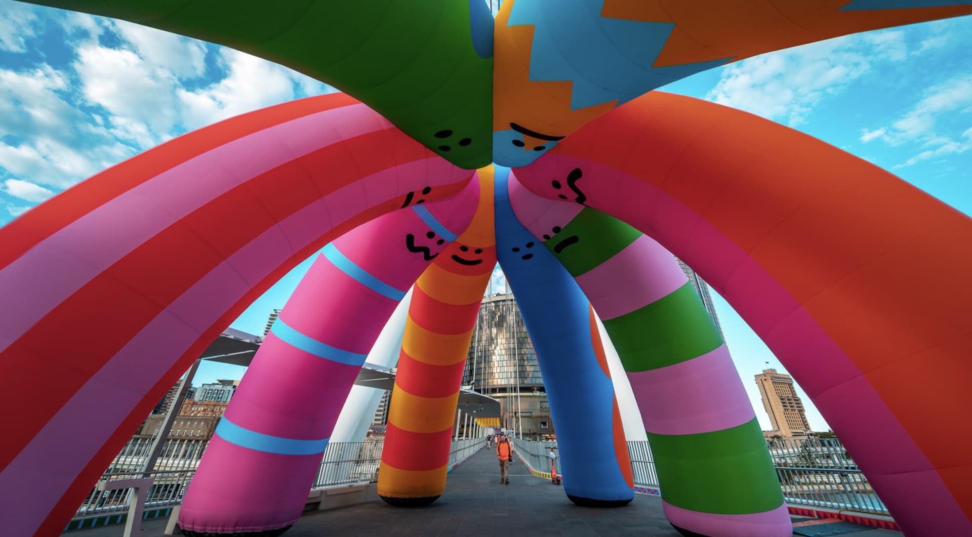 Craig & Karl украсили пешеходные мосты в Брисбене надувными скульптурами Craig & Karl украсили пешеходные мосты в Брисбене надувными скульптурами