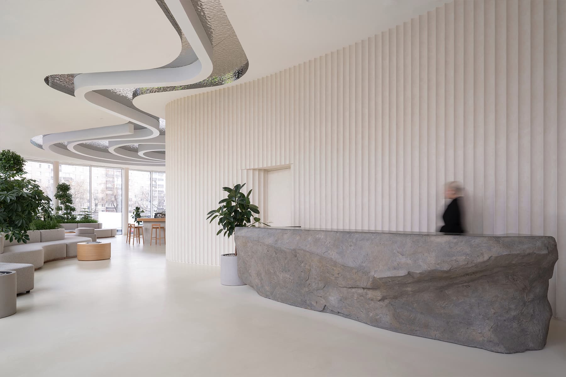 Эффектный металлический потолок в интерьере офиса продаж — проект архитектурного бюро MAD Architects