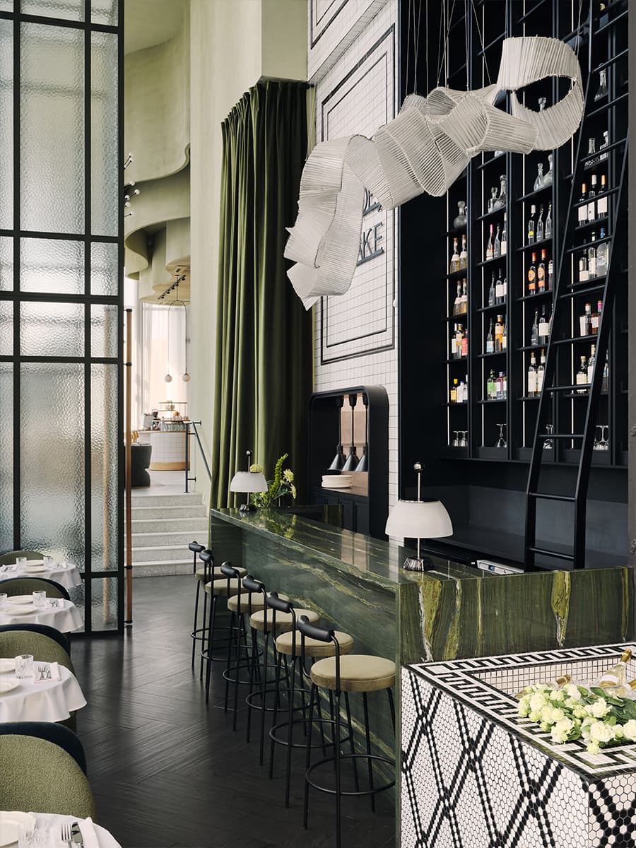 Многоярусные люстры и изящные книжные шкафы в интерьере ресторана — проект Алины Цауня