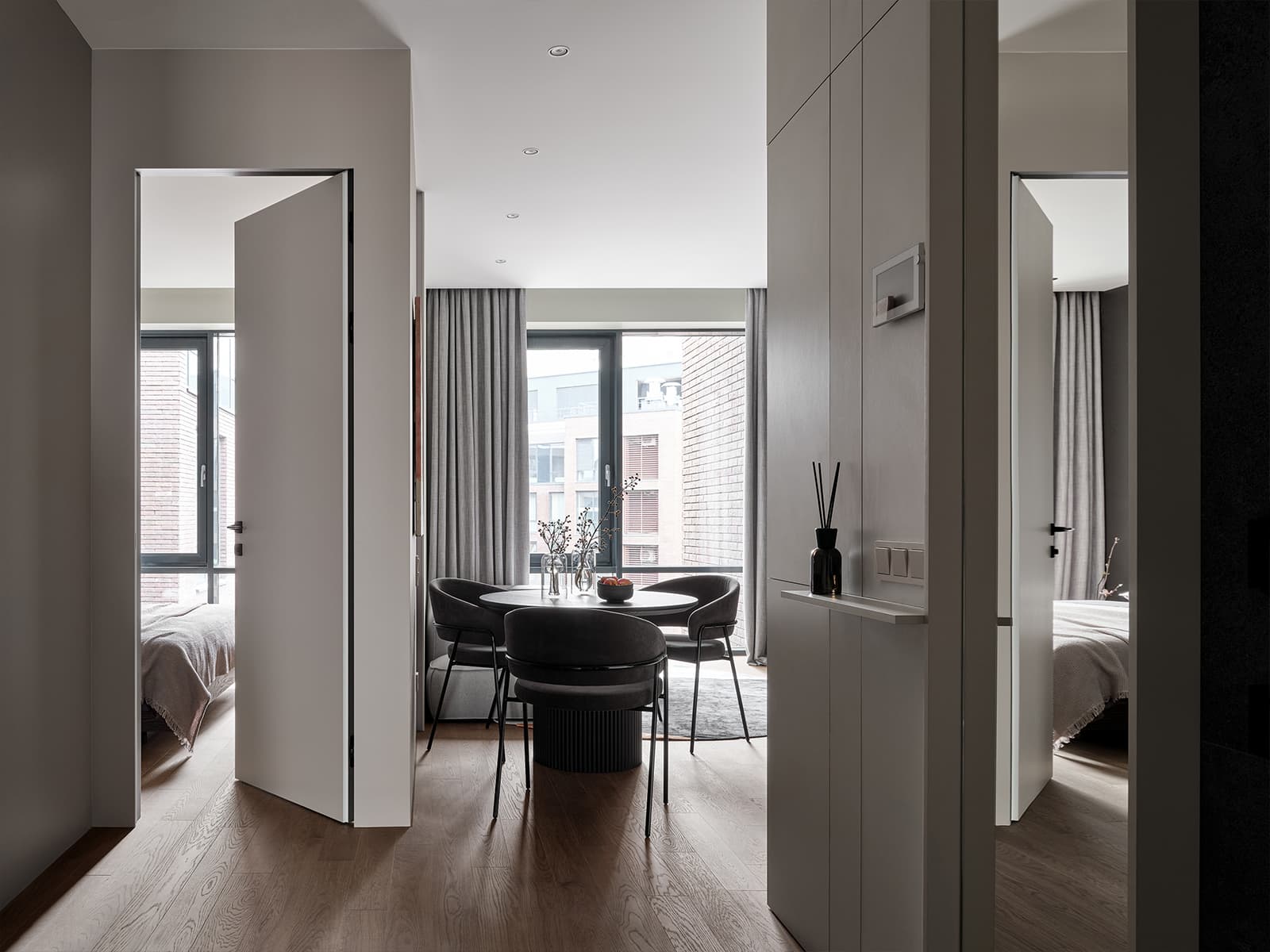 Контрасты и необычный монтаж светильников в интерьере небольшой квартиры — проект Alexander Tischler