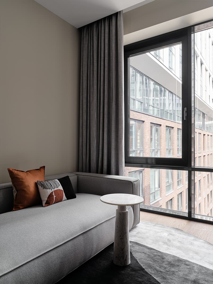 Контрасты и необычный монтаж светильников в интерьере небольшой квартиры — проект Alexander Tischler