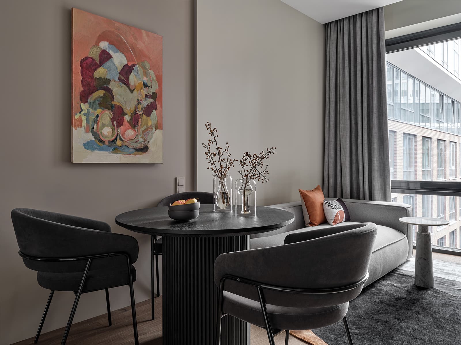 Контрасты и необычный монтаж светильников в интерьере небольшой квартиры — проект Alexander Tischler