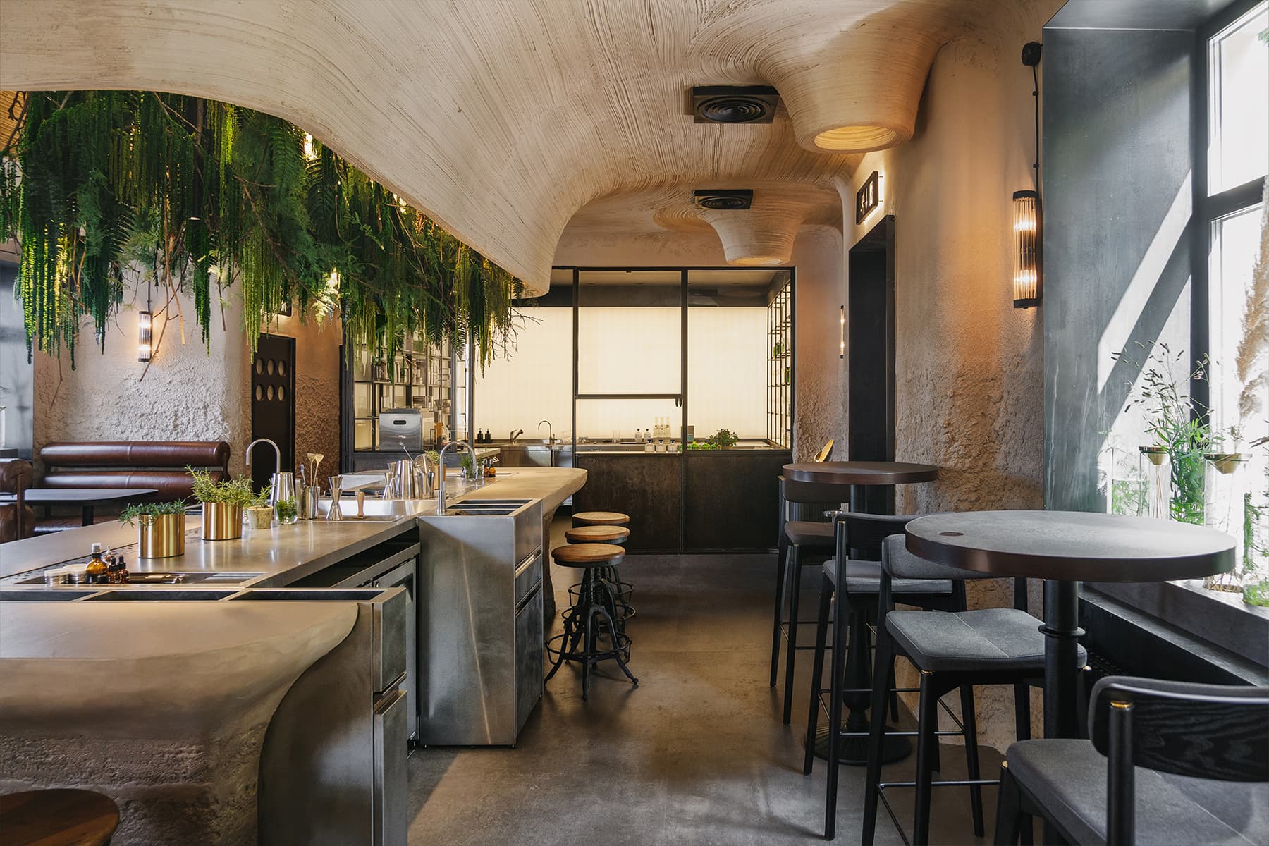 Атмосфера тайной лаборатории в интерьере небольшого бара — проект INT2 architecture