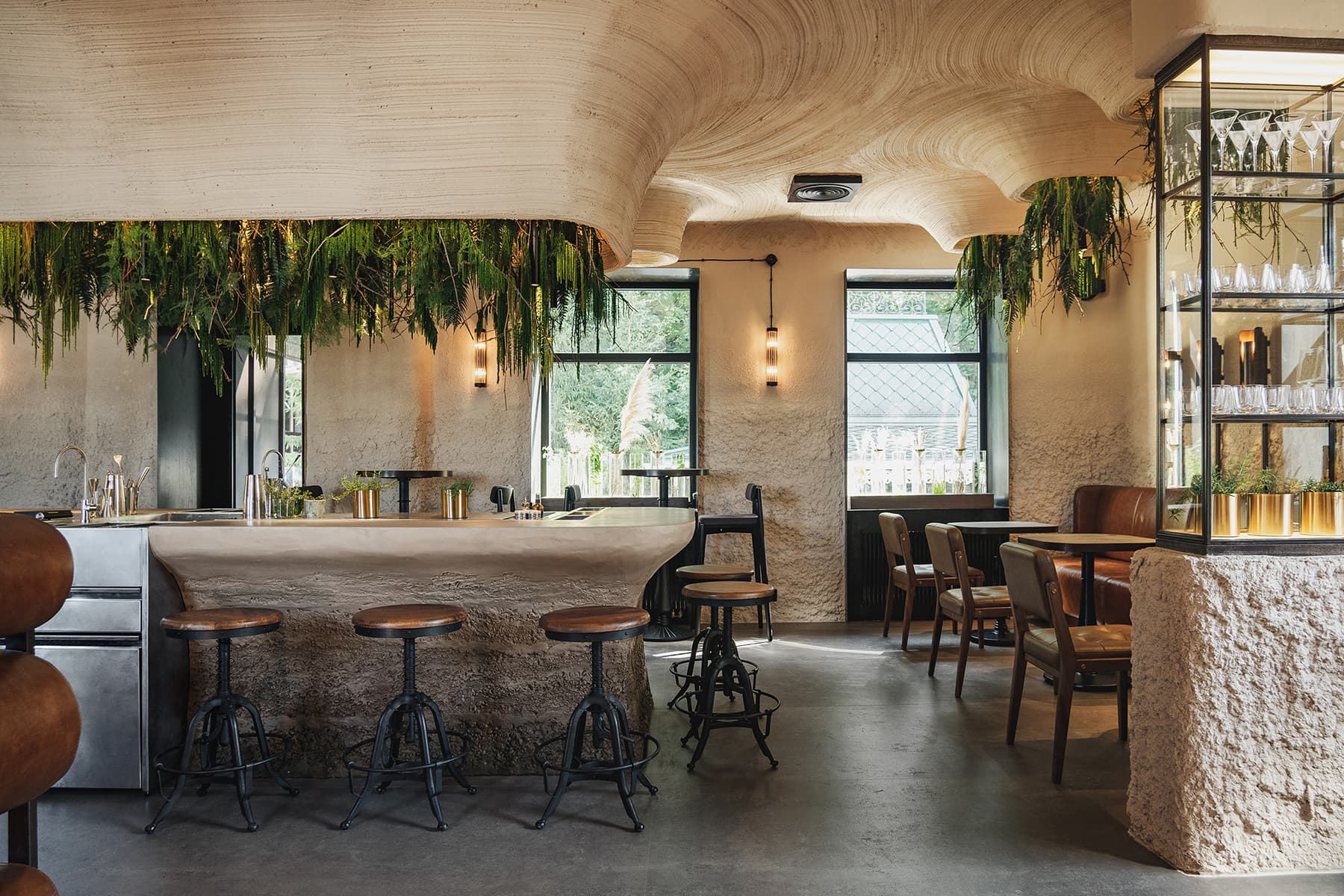 Атмосфера тайной лаборатории в интерьере небольшого бара — проект INT2 architecture