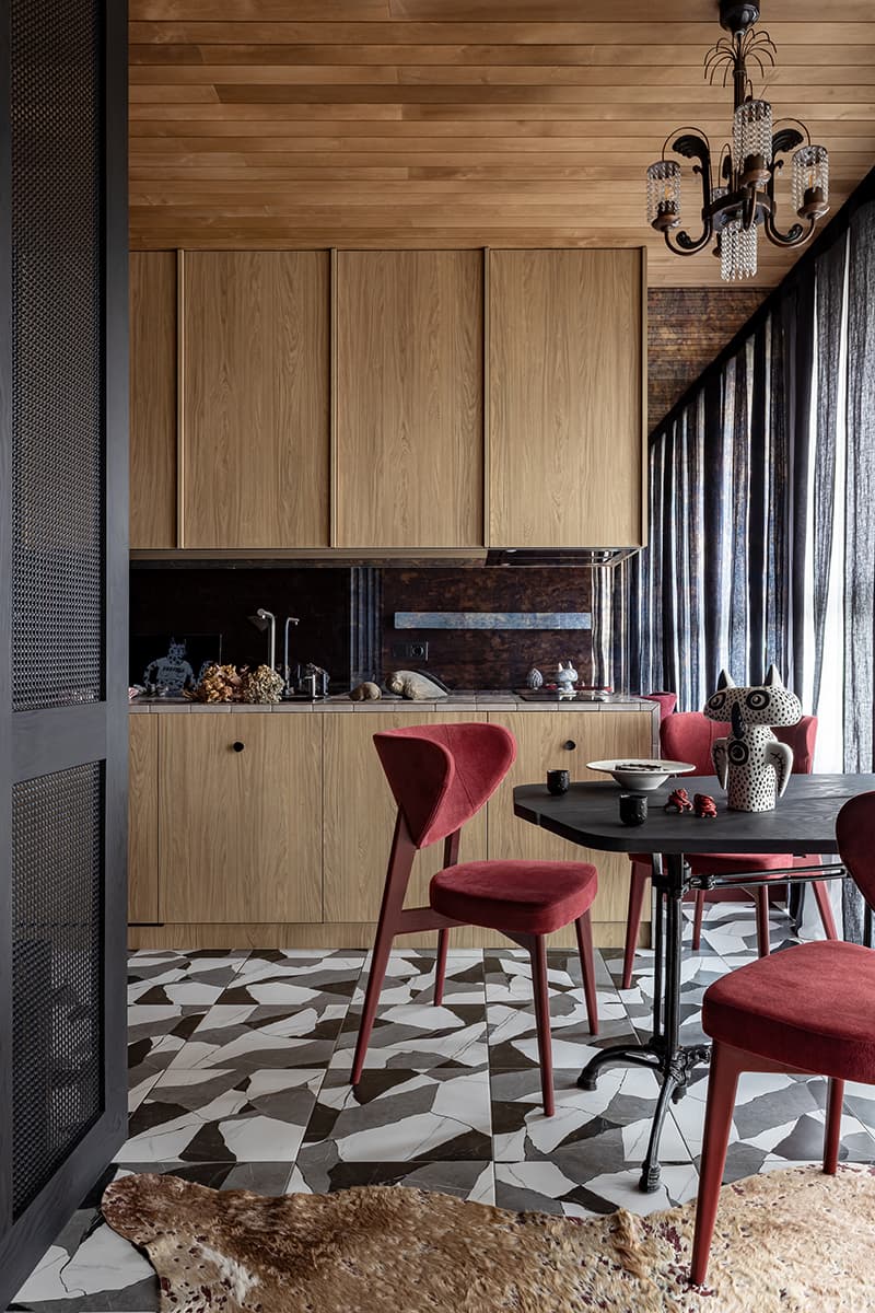 Дерево и зеркальные поверхности в квартире-студии дизайнера — проект Анастасии Придачиной