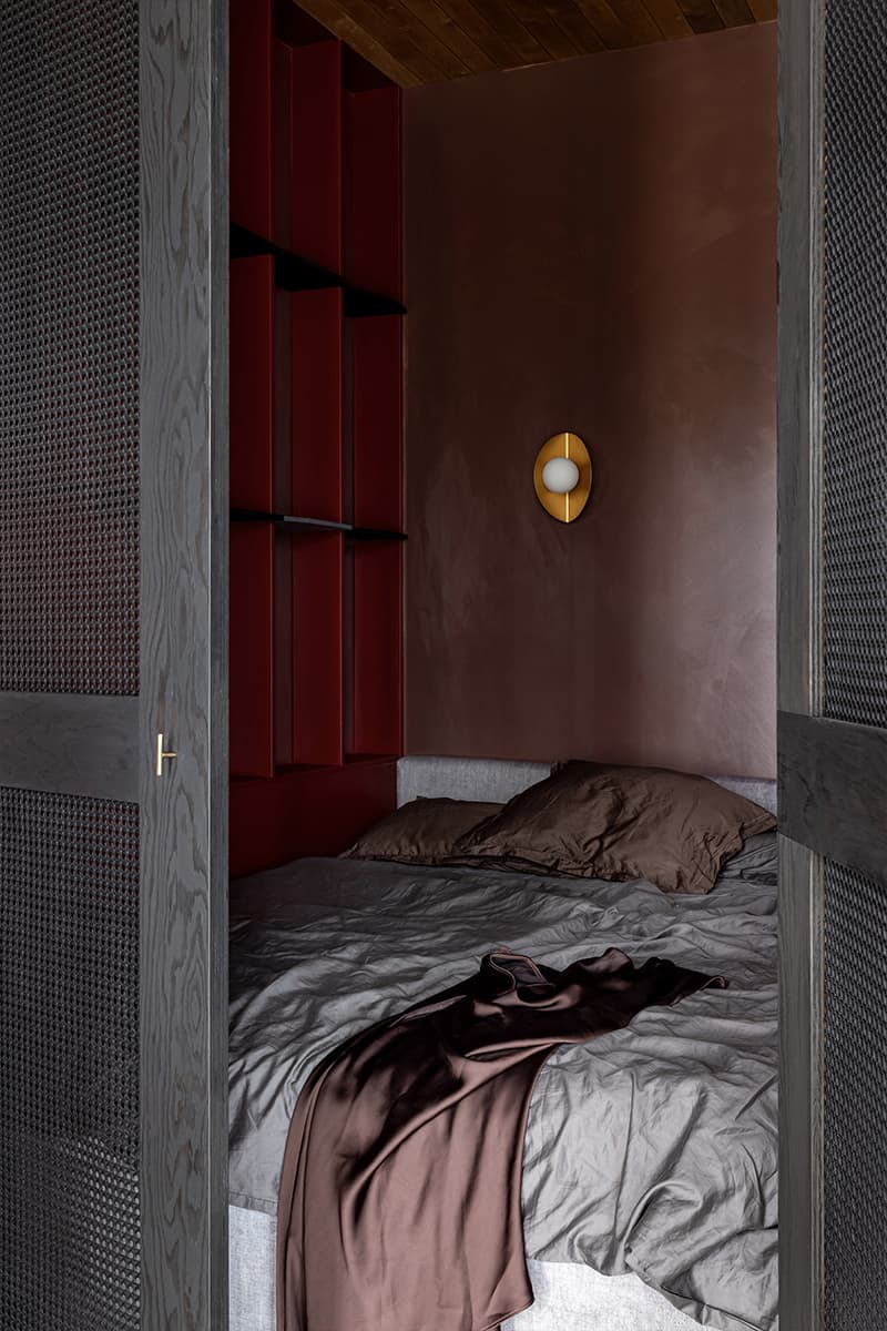 Дерево и зеркальные поверхности в квартире-студии дизайнера — проект Анастасии Придачиной