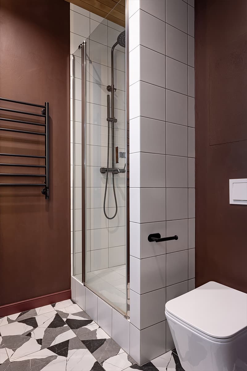 Дерево и зеркальные поверхности в квартире-студии дизайнера — проект Анастасии Придачиной