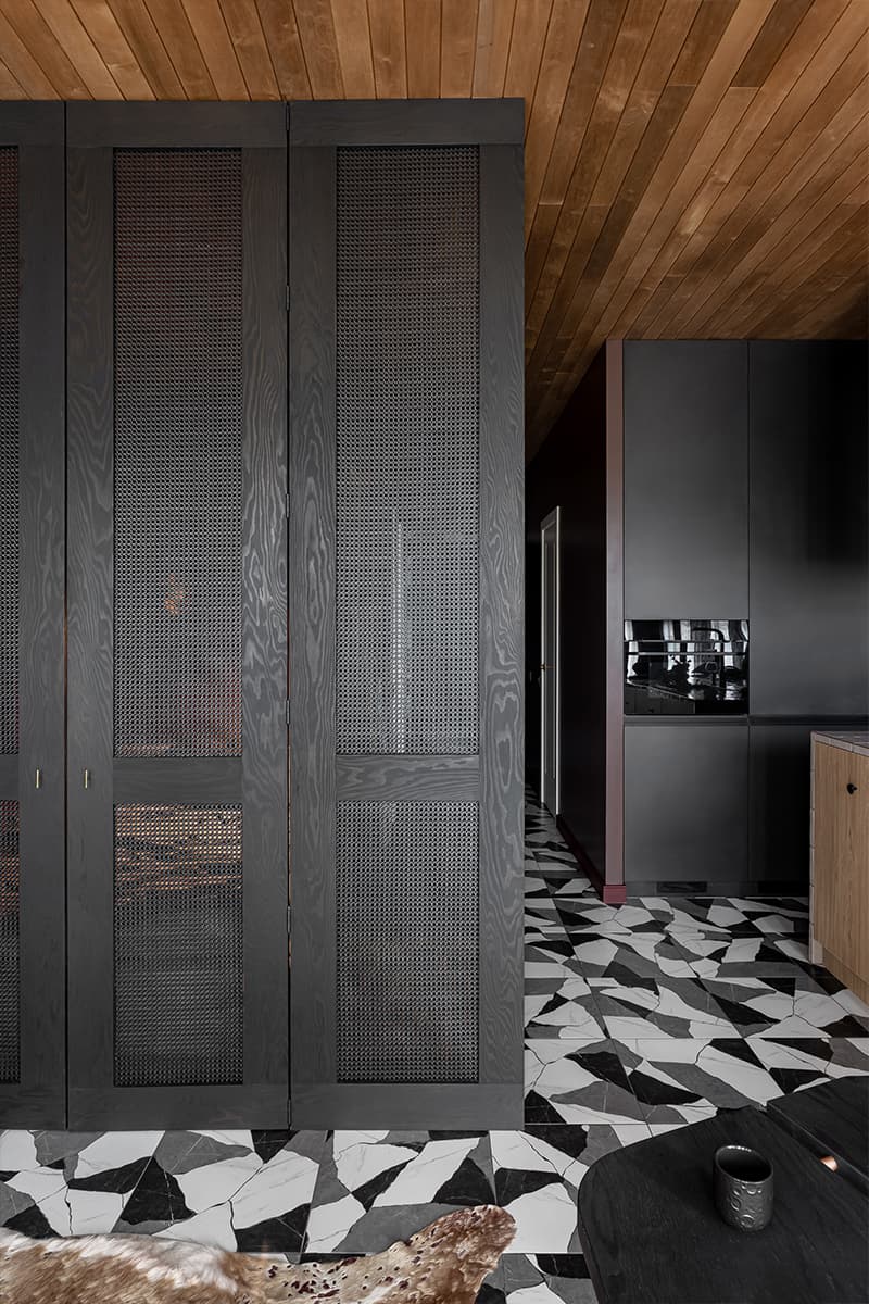 Дерево и зеркальные поверхности в квартире-студии дизайнера — проект Анастасии Придачиной