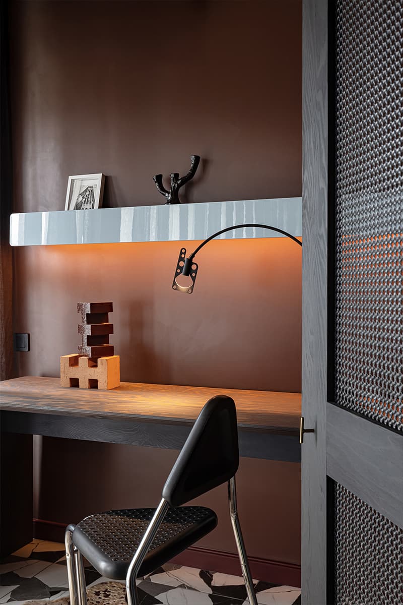 Дерево и зеркальные поверхности в квартире-студии дизайнера — проект Анастасии Придачиной