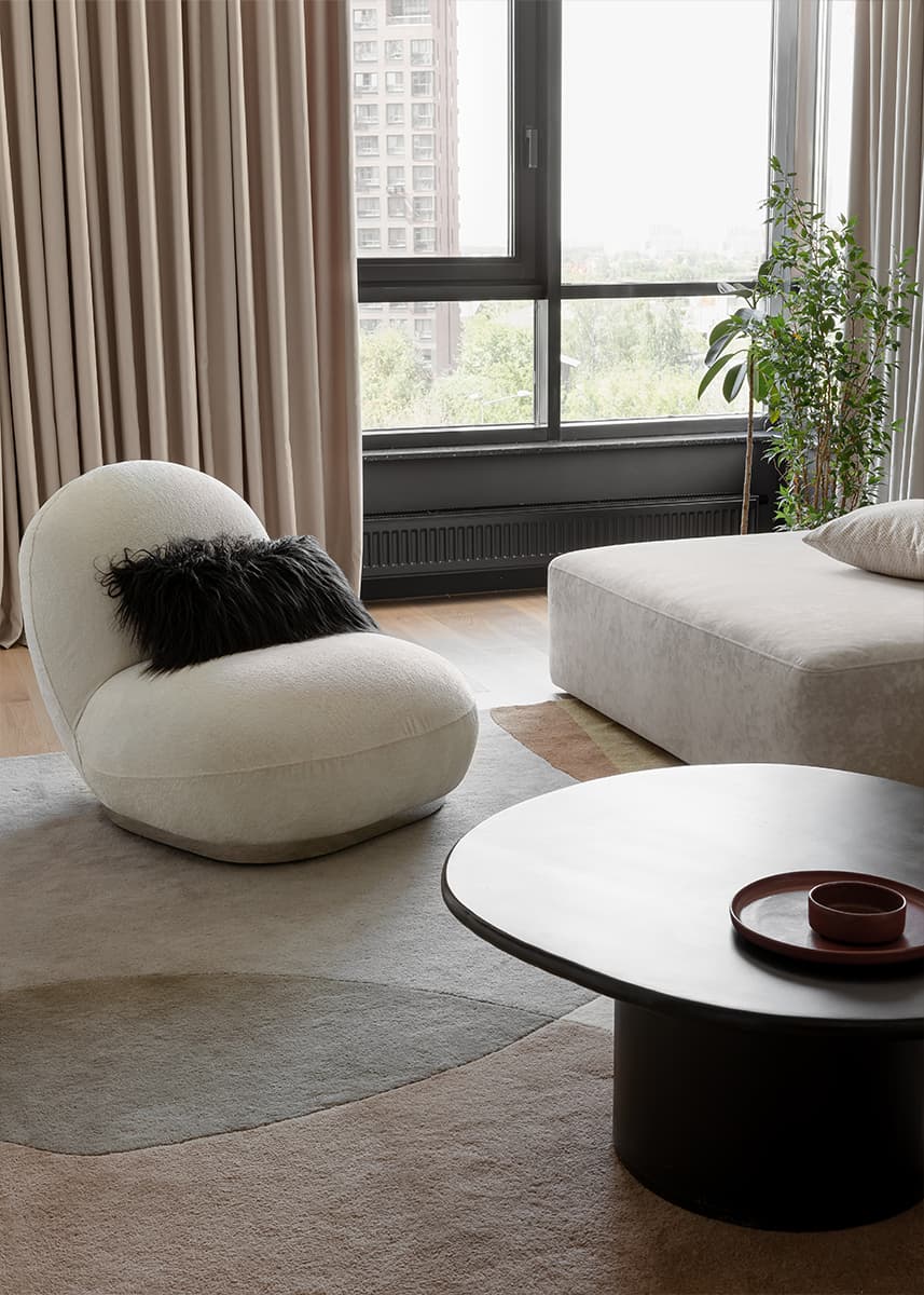 Игра контрастов в интерьере квартиры для семьи с питомцем — проект студии QBuro Interiors