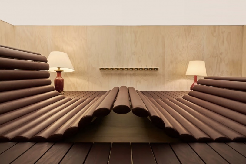 На Design Miami.Paris показали масштабную версию сиденья La Déclive Пьера Полена