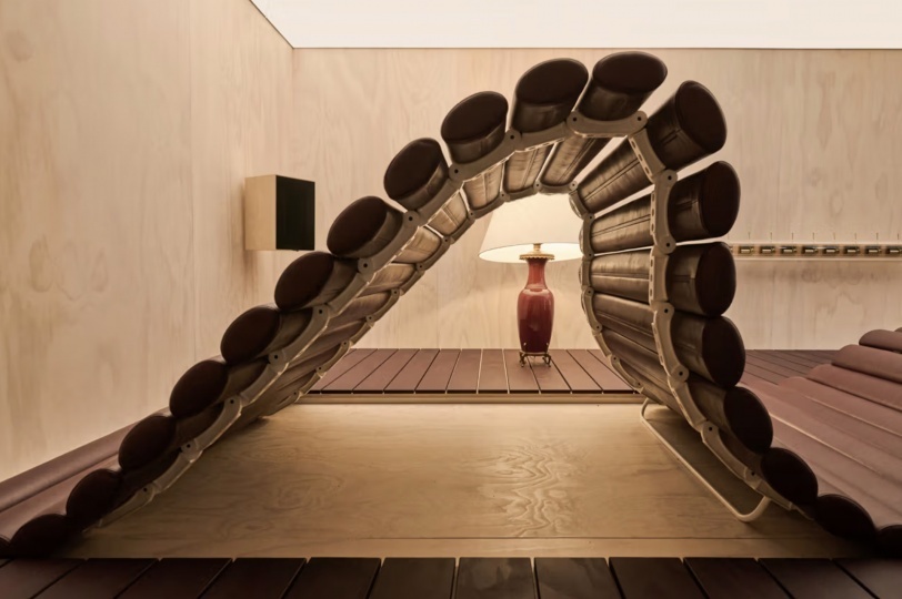 На Design Miami.Paris показали масштабную версию сиденья La Déclive Пьера Полена