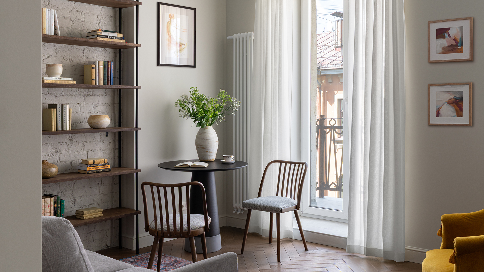 Винтажная мебель и световое окно в интерьере квартиры светского обозревателя — проект Ольги Суворовой и Екатерины Фадиной Винтажная мебель и световое окно в интерьере квартиры светского обозревателя — проект Ольги Суворовой и Екатерины Фадиной