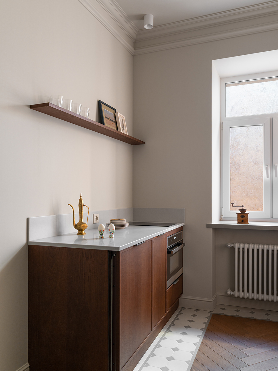 Винтажная мебель и световое окно в интерьере квартиры светского обозревателя — проект Ольги Суворовой и Екатерины Фадиной