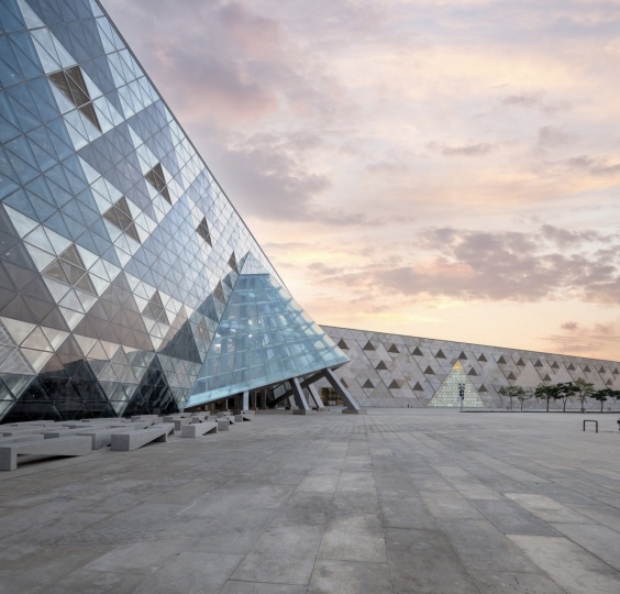 В Гизе открылся Большой Египетский музей по проекту Heneghan Peng Architects