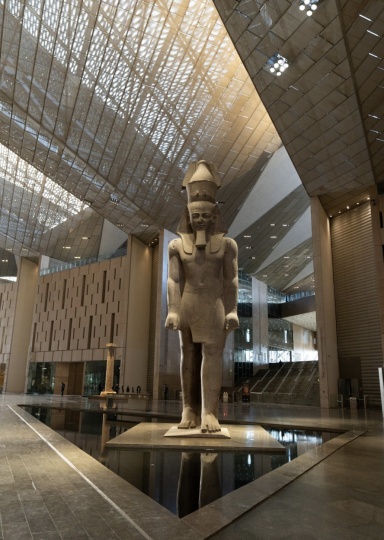 В Гизе открылся Большой Египетский музей по проекту Heneghan Peng Architects