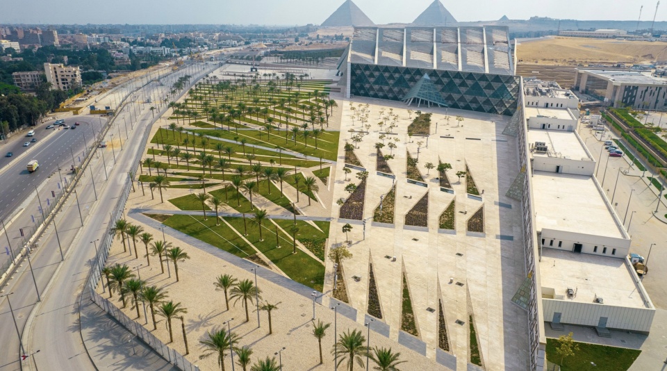 В Гизе открылся Большой Египетский музей по проекту Heneghan Peng Architects