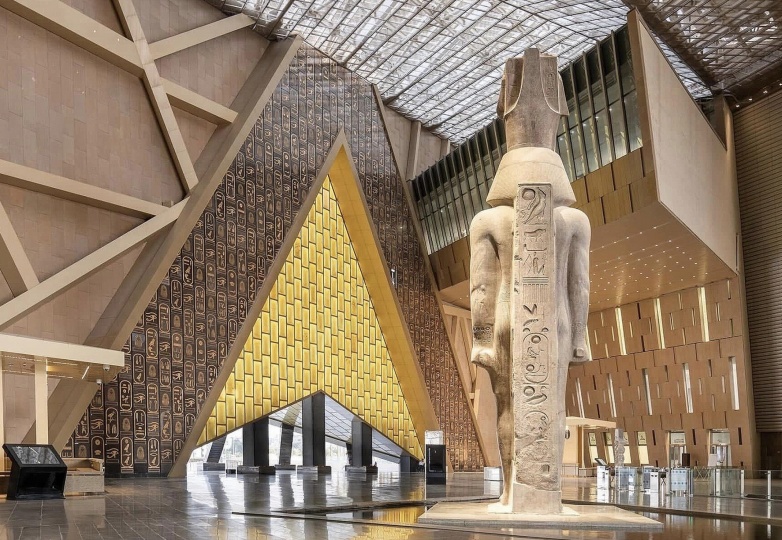 В Гизе открылся Большой Египетский музей по проекту Heneghan Peng Architects